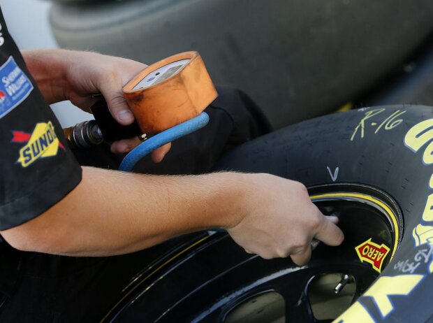 Überprüfung des Luftdrucks in einem NASCAR-Reifen