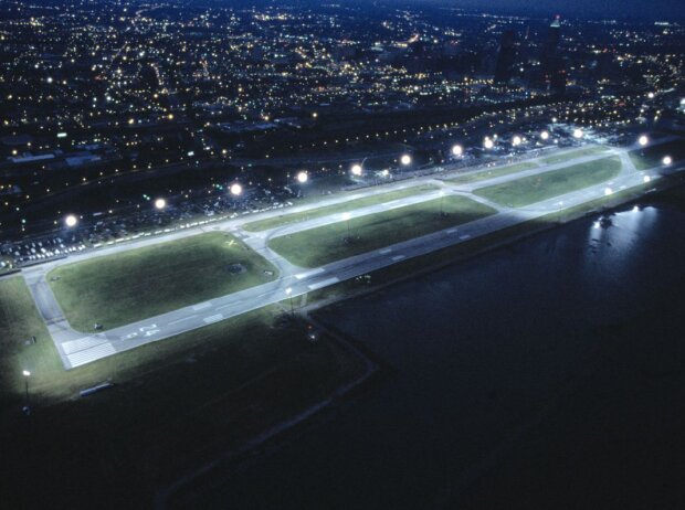 Titel-Bild zur News: Clevelands Burke Lakefront Airport unter Flutlicht