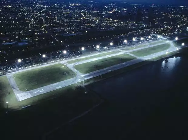 Clevelands Burke Lakefront Airport unter Flutlicht Titel-Bild zur News: Clevelands Burke Lakefront Airport unter Flutlicht