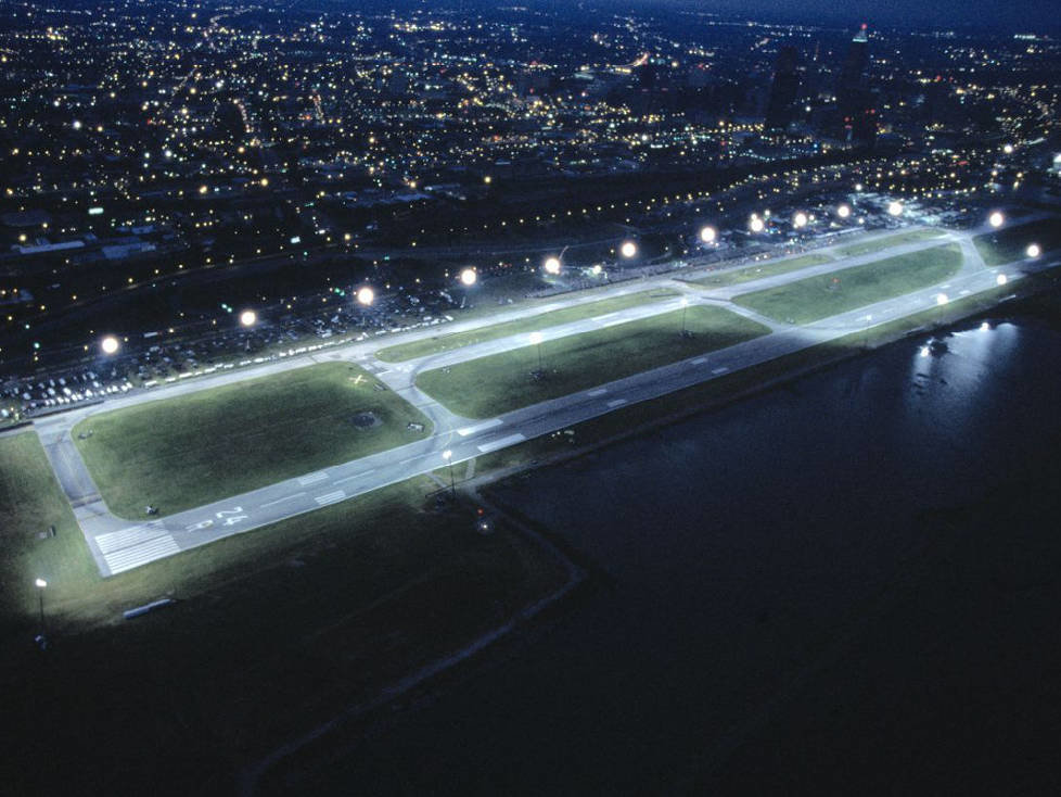 Clevelands Burke Lakefront Airport unter Flutlicht