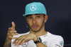 Bild zum Inhalt: Formel-1-Live-Ticker: Lewis Hamilton tritt in Fettnäpfchen