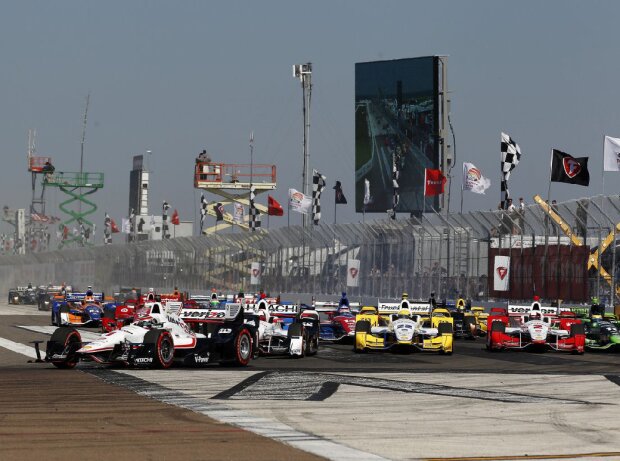Titel-Bild zur News: Start zum IndyCar-Saisonauftakt 2015 in St. Petersburg