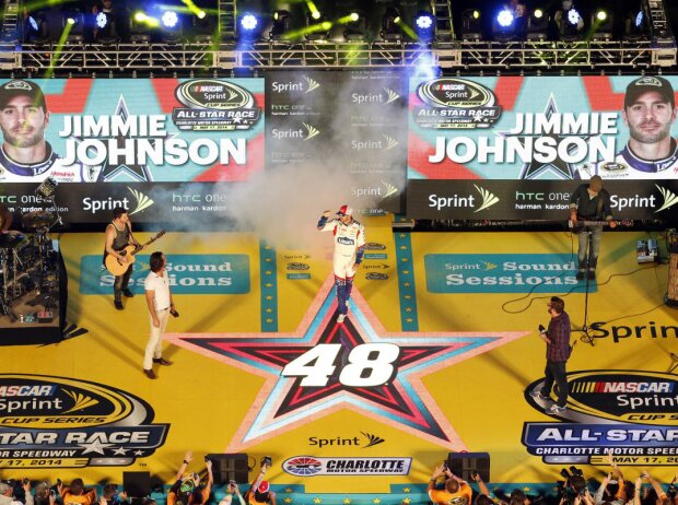 Titel-Bild zur News: Jimmie Johnson bei der Vorstellung zum All-Star-Race 2014