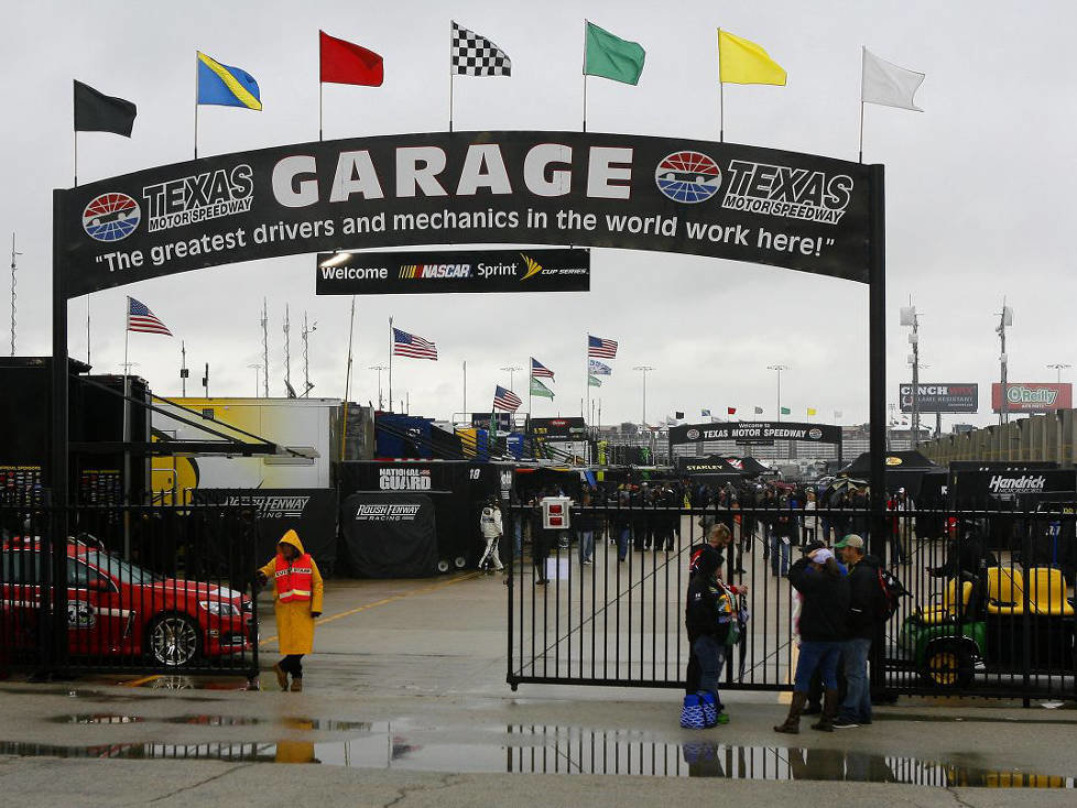 Regenwolken über dem Texas Motor Speedway