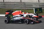 Fernando Alonso (McLaren) und Roberto Merhi (Manor-Marussia) 