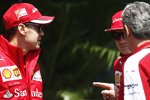 Sebastian Vettel (Ferrari), Kimi Räikkönen (Ferrari) und Maurizio Arrivabene 