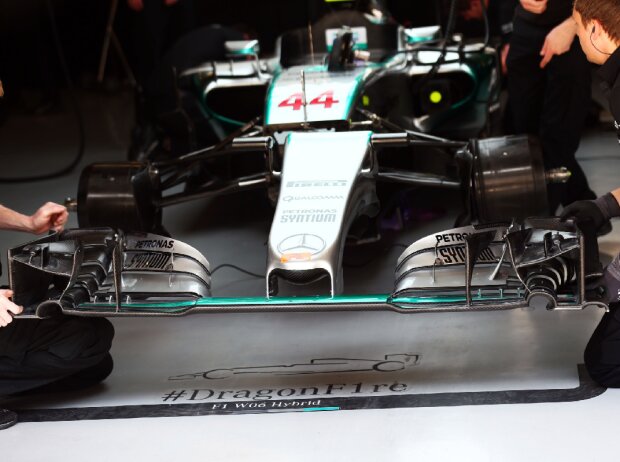 Titel-Bild zur News: Frontflügel Mercedes Lewis Hamilton