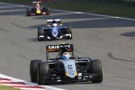 Sergio Perez (Force India) und Marcus Ericsson (Sauber) 