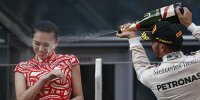 Bild zum Inhalt: Grid Girl nimmt Hamilton Champagner-Attacke nicht übel