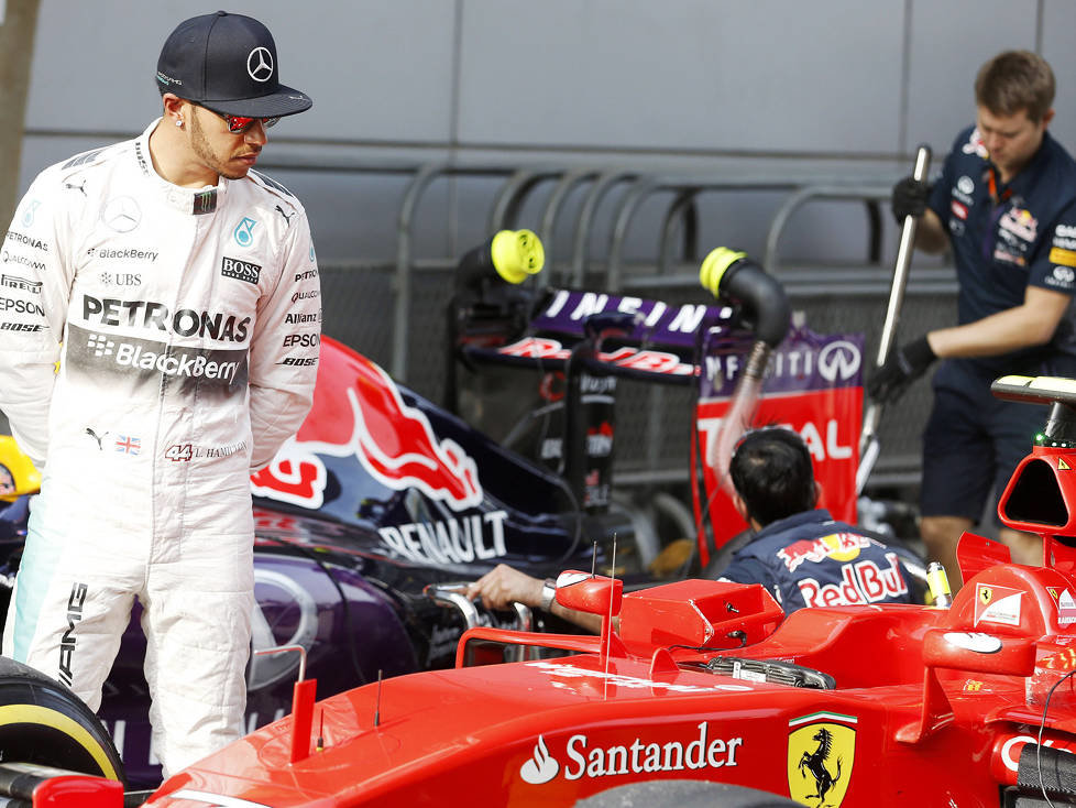 Lewis Hamilton begutachtet den Ferrari von Kimi Räikkönen