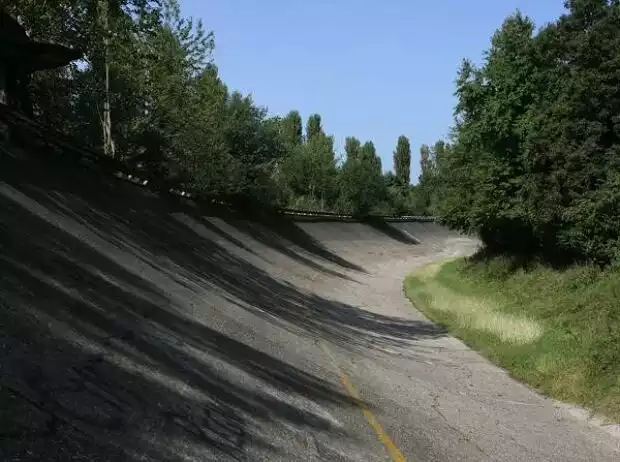 Monza, Steilkurve Titel-Bild zur News: Monza, Steilkurve