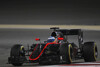 Bild zum Inhalt: McLaren am Bahrain-Freitag: Einer steht, einer rennt