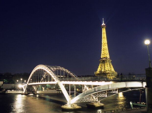 Eiffel-Turm, Debilly Fußgängerbrücke und die Seine in Paris bei Nacht