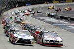 Start zum Xfinity-Rennen mit Erik Jones (Gibbs) und Joey Logano (Penske) in Reihe eins