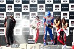 Scott Dixon, Helio Castroneves und Juan Pablo Montoya in Sektlaune