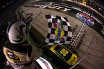 Matt Kenseth (Gibbs) gewinnt vor Jimmie Johnson und Jeff Gordon