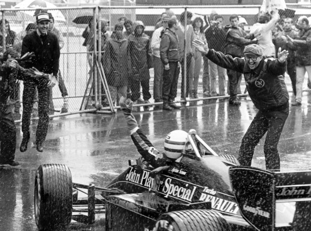 Lotus-Teamchef Peter Warr empfängt Ayrton Senna in Estoril 1985