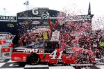 Kurt Busch (Stewart/Haas) in der Victory Lane