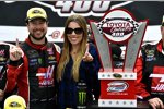 Kurt Busch mit neuer Freundin in der Victory Lane