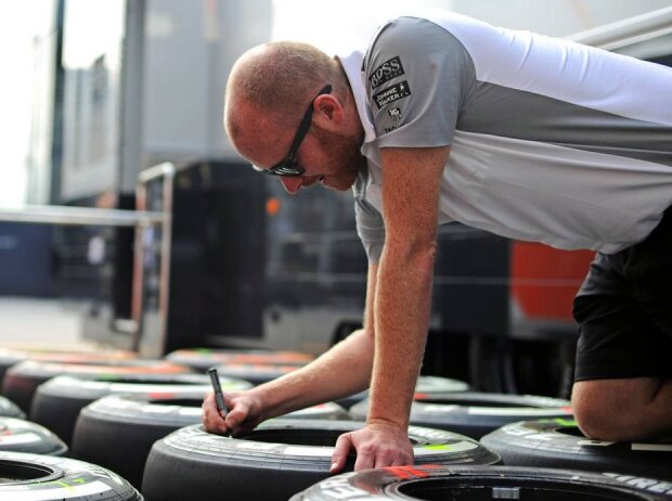 Titel-Bild zur News: McLaren-Mechaniker an den Reifen