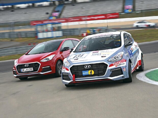 Bruder-Duell Hyundai i30 Turbo: Bei unserem Tracktest auf dem Nürburgring treten das Serienmodell und die Rennversion gegeneinander an Bruder-Duell Hyundai i30 Turbo: Bei unserem Tracktest auf dem Nürburgring treten das Serienmodell und die Rennversion gegeneinander an