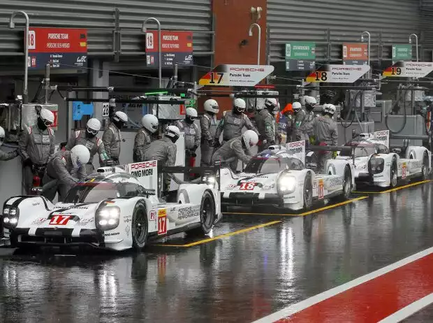 Die drei Porsche 919 Hybrid in der Boxengasse von Spa Titel-Bild zur News: Die drei Porsche 919 Hybrid in der Boxengasse von Spa