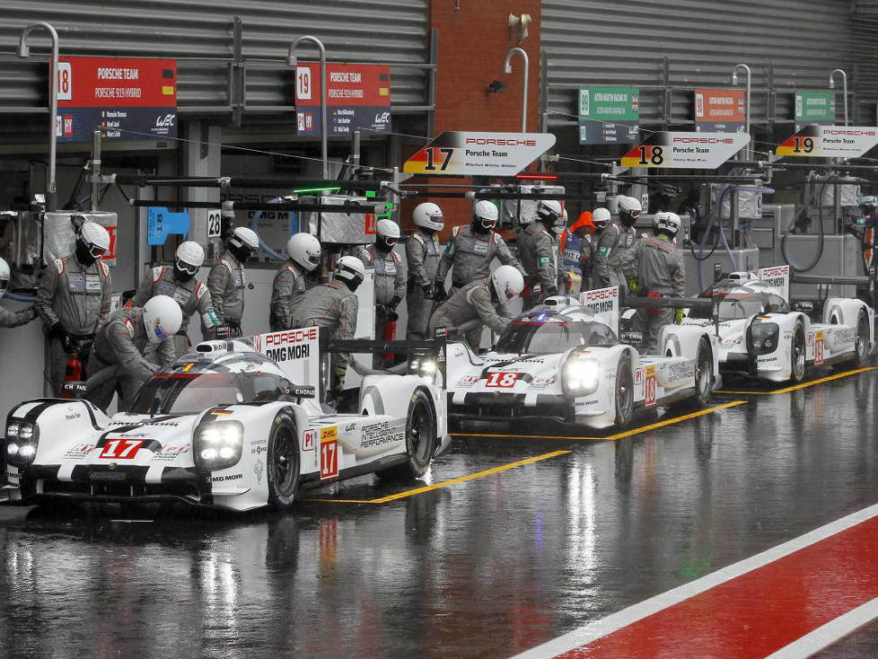 Die drei Porsche 919 Hybrid in der Boxengasse von Spa