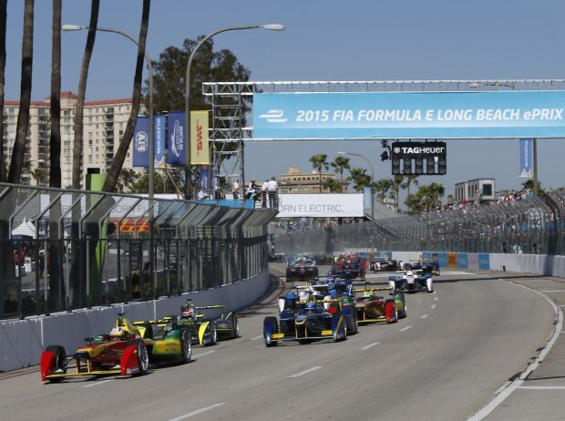 Titel-Bild zur News: Start zum Formel-E-Rennen in Long Beach 2015 mit Daniel Abt (Abt) an der Spitze