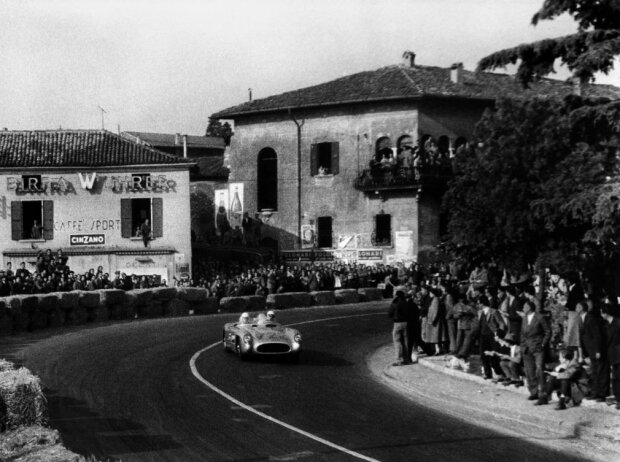 Stirling Moss auf dem Weg zum Mille-Miglia-Sieg 1955 Stirling Moss auf dem Weg zum Mille-Miglia-Sieg 1955