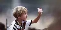 Junger Fan mit Smartphone