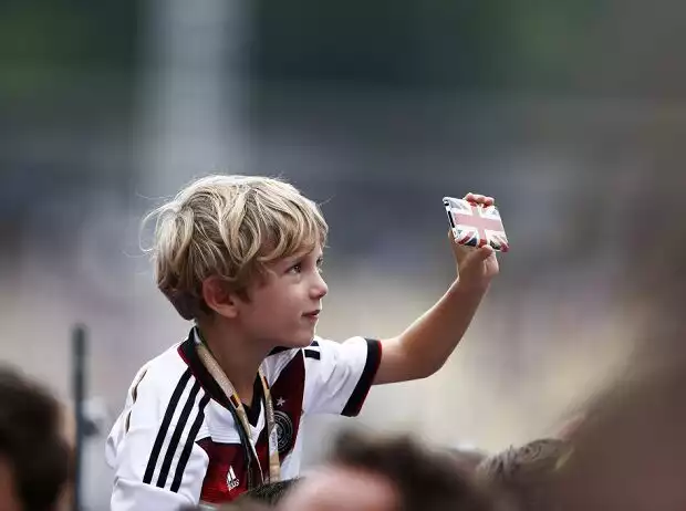 Junger Fan mit Smartphone Titel-Bild zur News: Junger Fan mit Smartphone