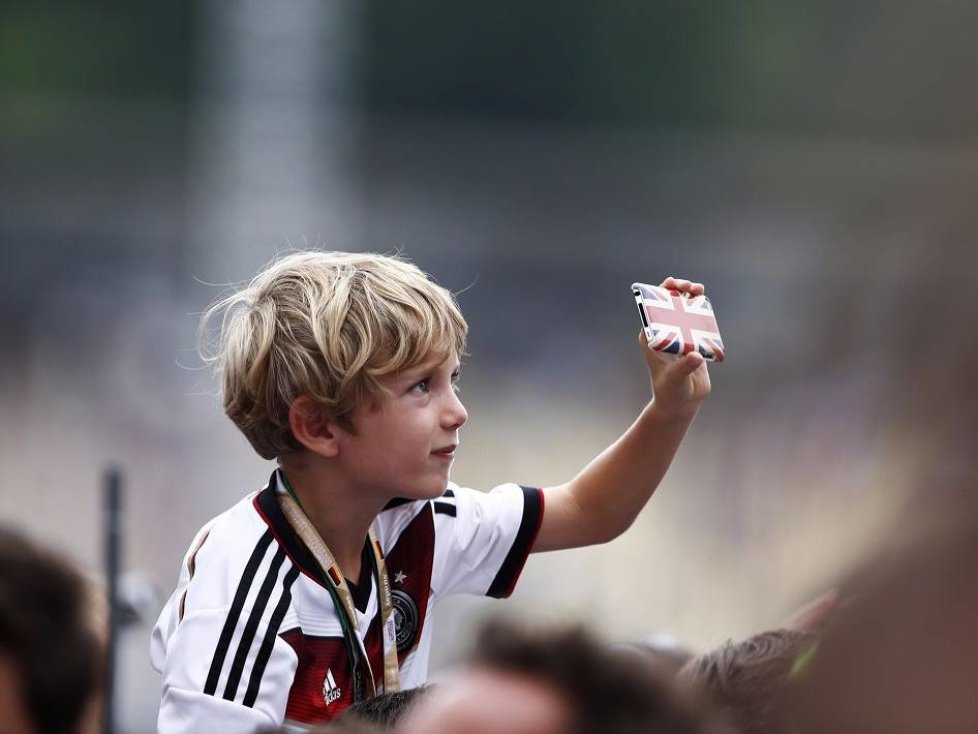 Junger Fan mit Smartphone
