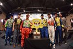 Casey Mears, Greg Biffle, David Ragan und Michael McDowell mit den Truck-Piloten Ty Dillon und Ben Kennedy sowie der SpongeBob-Trophy