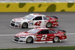 Brad Keselowski (Penske) und Kyle Larson (Ganassi)