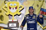 Jimmie Johnson mit der SpongeBob-Siegertrophäe