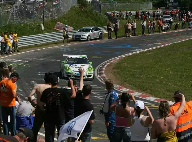 Fans beim 24-Stunden-Rennen auf dem Nürburgring Titel-Bild zur News: Fans beim 24-Stunden-Rennen auf dem Nürburgring