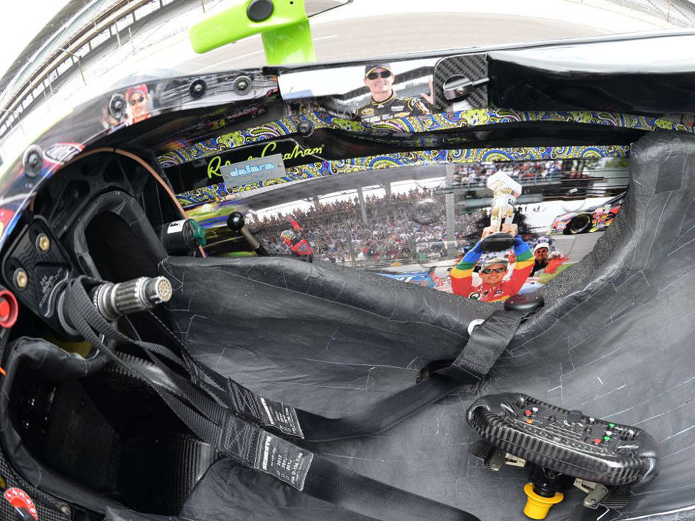 Mit Jeff-Gordon-Collage: Das Cockpit des Dreyer/Reinbold-Chevys von Townsend Bell