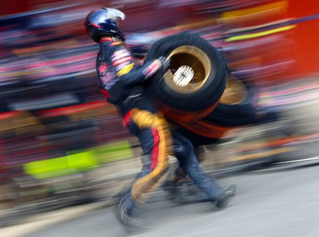 Titel-Bild zur News: Toro-Rosso-Mechaniker