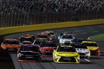 Restart: Denny Hamlin (Gibbs) zockt sich mit zwei neuen Reifen nach vorne