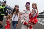 Scott Dixon mit Familie auf dem Weg zur Pole-Ehrung