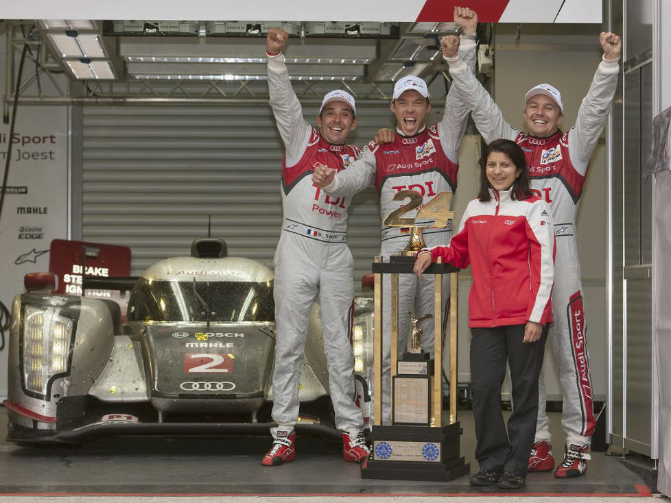 Andre Lotterer, Benoit Treluyer, Marcel Fässler und Leena Gade jubeln über ihren Le-Mans-Sieg 2011