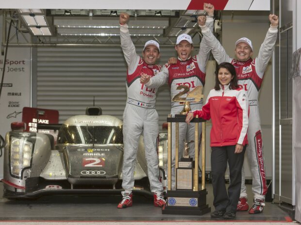 Andre Lotterer, Benoit Treluyer, Marcel Fässler und Leena Gade jubeln über ihren Le-Mans-Sieg 2011
