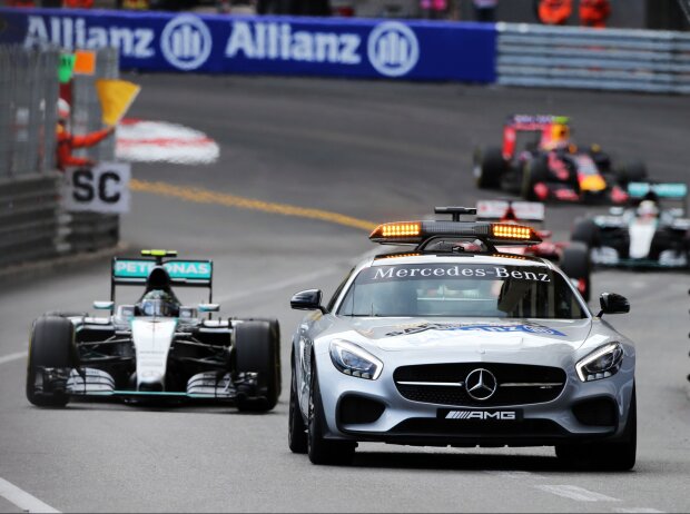 Nico Rosberg hinter dem Safety-Car