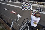 Zieleinlauf: Juan Pablo Montoya (Penske) gewinnt vor Will Power