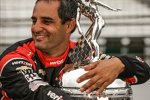 Indy-500-Sieger Juan Pablo Montoya mit der Borg-Warner-Trophy