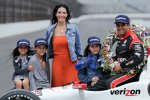 Indy-500-Sieger Juan Pablo Montoya (Penske) mit Ehefrau Connie und den Kids Sebastian, Paulina und Manuela