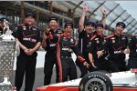Indy-500-Sieger Juan Pablo Montoya feiert mit seiner Penske-Crew