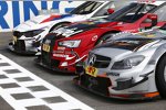Fotoshooting mit Autos aller DTM-Marken