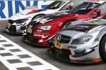 Fotoshooting mit Autos aller DTM-Marken