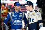 Jimmie Johnson im Gespräch mit und Brad Keselowski 